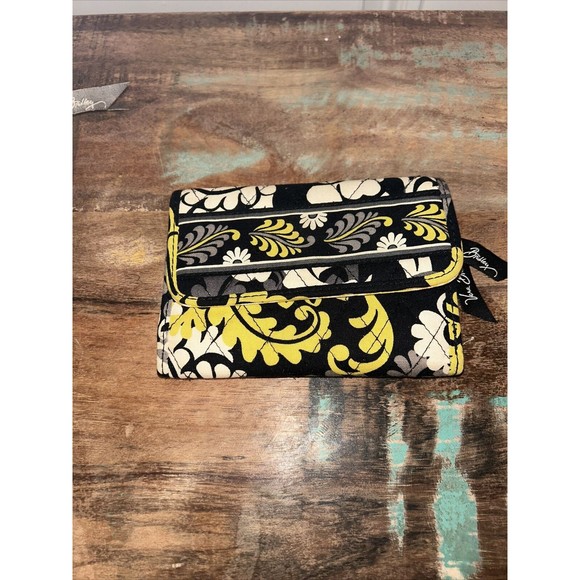 Vera Bradley lot : Wallet, 2 Zip Cases, Wristlet And Tech Case - Picture 4 of 12